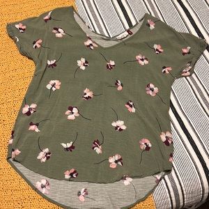 Cute spring floral Vneck blouse! Size M